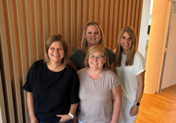 Frau Dr. Katrin Linscheid mit ihren Assistentinnen Gudrun, Melanie und Nadja