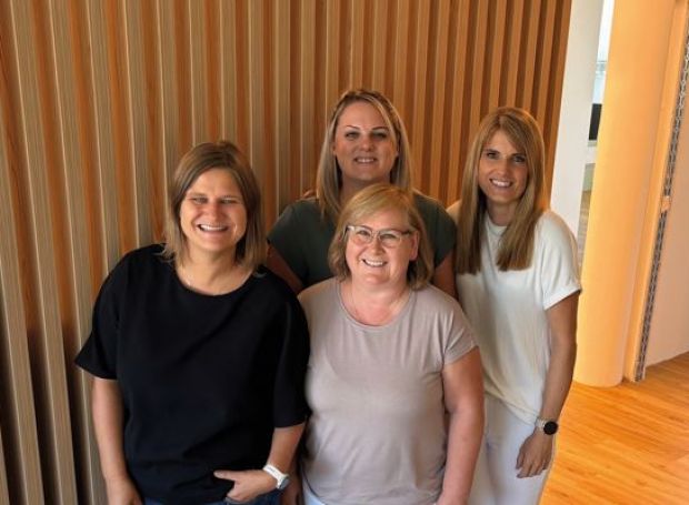 Frau Dr. Katrin Linscheid mit ihren Assistentinnen Gudrun, Melanie und Nadja