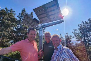 Bgm. Thomas Schäfauer, Herbert Brugger (Obmann SV Seeoden) und Ref. Horst Zwischenberger mit der neuen LED-Beleuchtung.